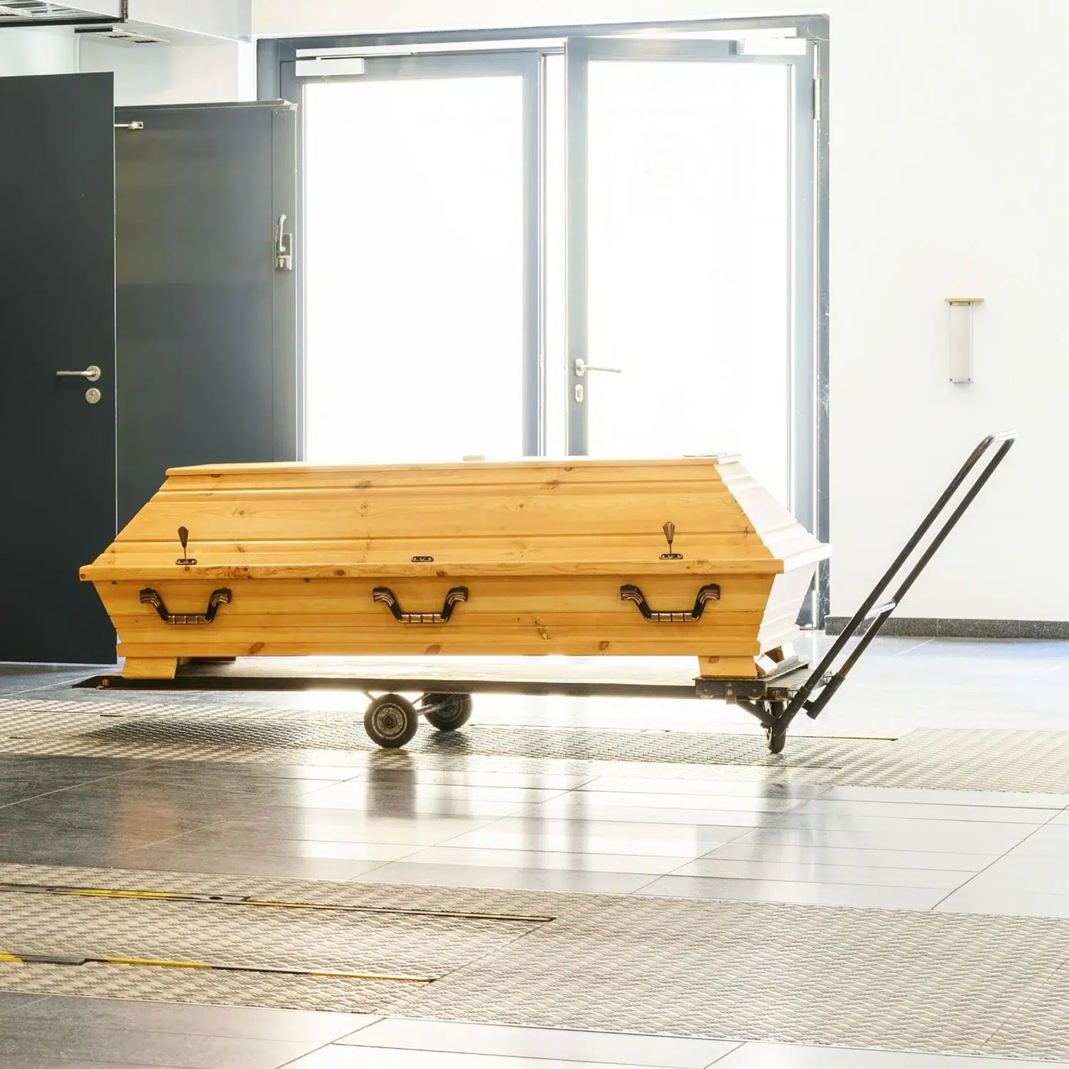 Heller Holzsarg auf Transportwagen für den Ausladeservice.